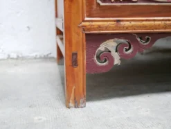 Armoire de mariage chinoise ancienne en orme sculpté et laqué – École de Ni