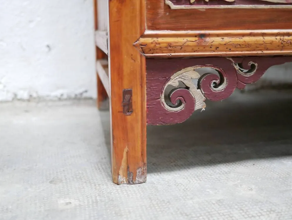 Armoire de mariage chinoise ancienne en orme sculpté et laqué – École de Ni