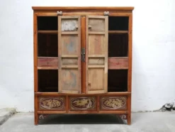 Armoire de mariage chinoise ancienne en orme sculpté et laqué – École de Ni