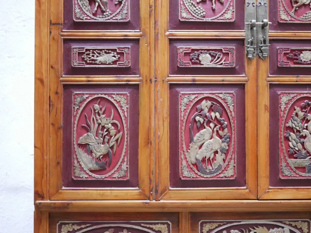 Armoire de mariage chinoise ancienne en orme sculpté et laqué – École de Ni