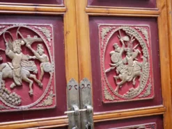 Armoire de mariage chinoise ancienne en orme sculpté et laqué – École de Ni