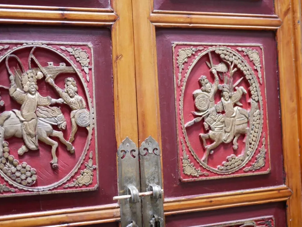 Armoire de mariage chinoise ancienne en orme sculpté et laqué – École de Ni