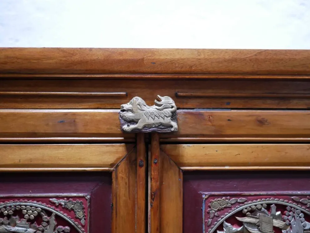 Armoire de mariage chinoise ancienne en orme sculpté et laqué – École de Ni