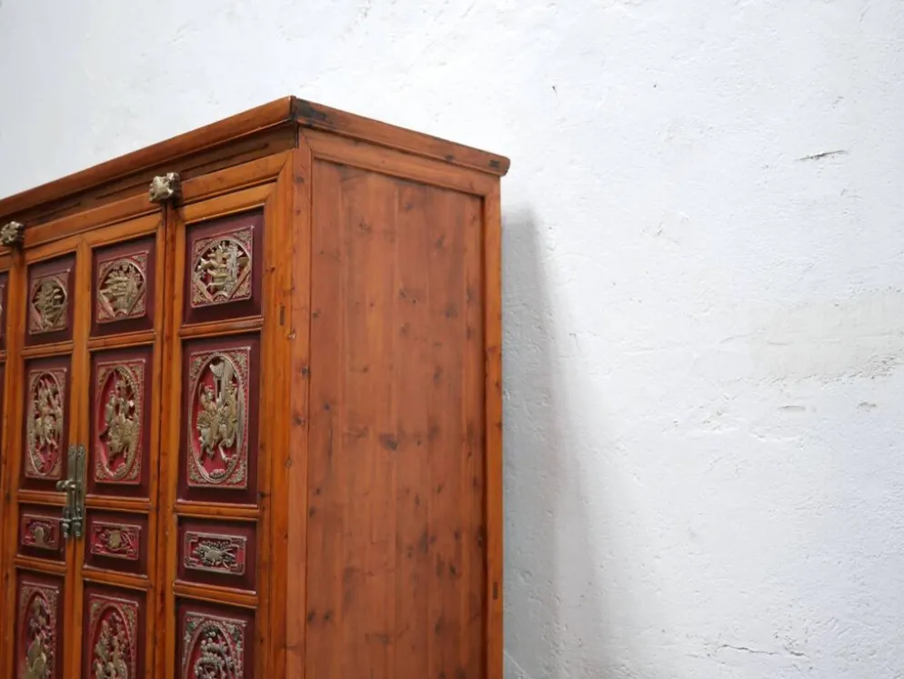 Armoire de mariage chinoise ancienne en orme sculpté et laqué – École de Ni