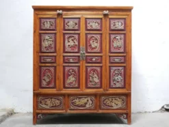 Armoire de mariage chinoise ancienne en orme sculpté et laqué – École de Ni