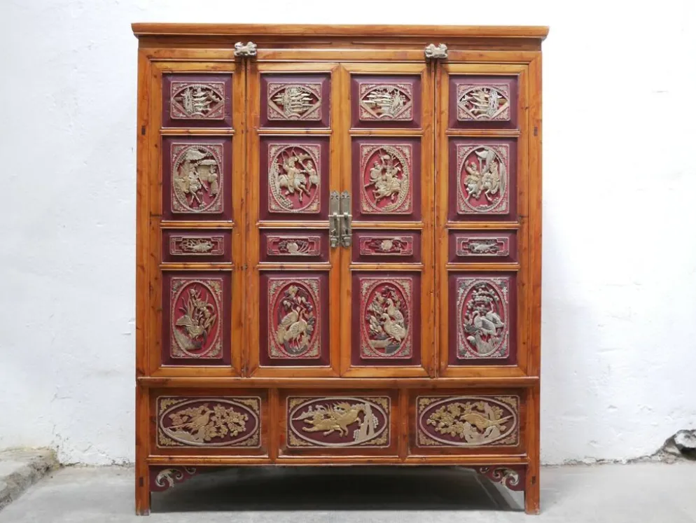 Armoire de mariage chinoise ancienne en orme sculpté et laqué – École de Ni