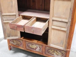 Armoire de mariage chinoise ancienne en orme sculpté et laqué – École de Ni