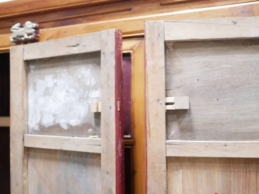 Armoire de mariage chinoise ancienne en orme sculpté et laqué – École de Ni