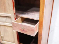 Armoire de mariage chinoise ancienne en orme sculpté et laqué – École de Ni