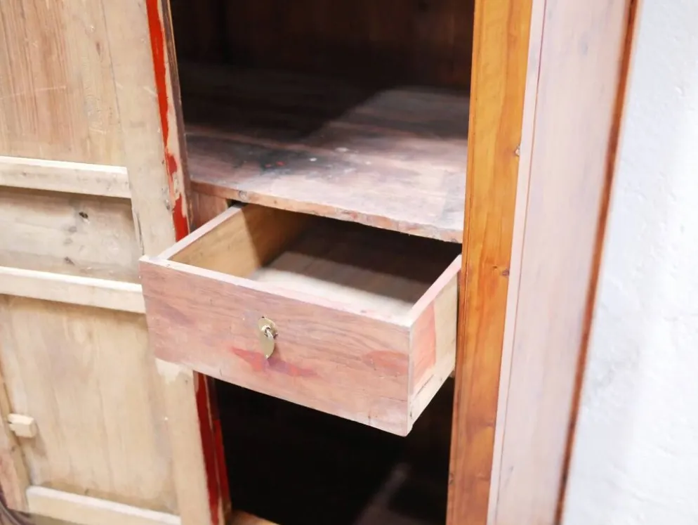 Armoire de mariage chinoise ancienne en orme sculpté et laqué – École de Ni