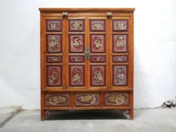 Armoire de mariage chinoise ancienne en orme sculpté et laqué – École de Ni
