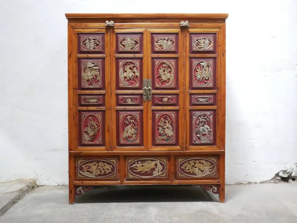 Armoire de mariage chinoise ancienne en orme sculpté et laqué – École de Ni