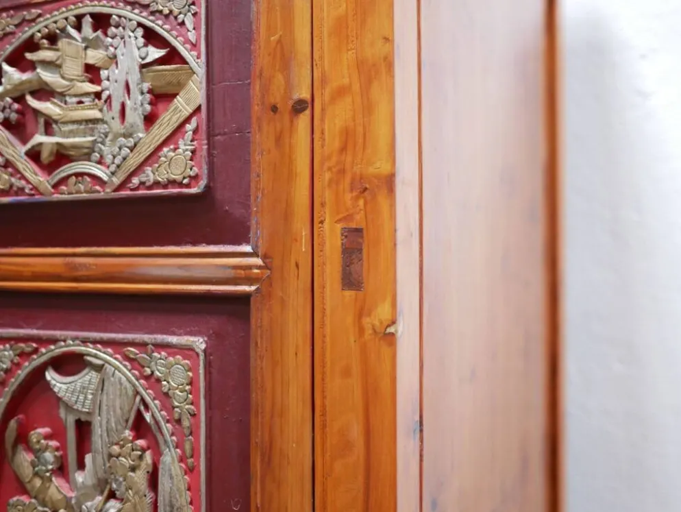 Armoire de mariage chinoise ancienne en orme sculpté et laqué – École de Ni