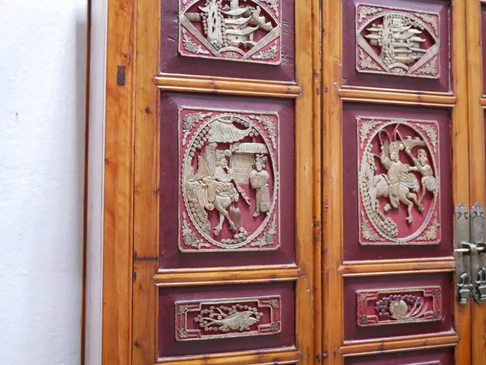 Armoire de mariage chinoise ancienne en orme sculpté et laqué – École de Ni
