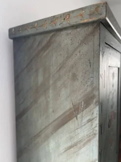 Armoire de mariée peinte en art populaire de ferme