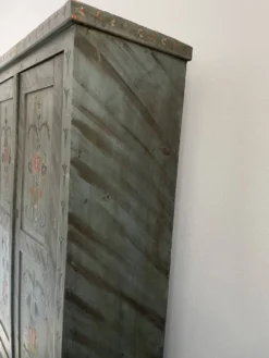 Armoire de mariée peinte en art populaire de ferme