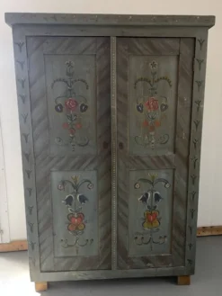 Armoire de mariée peinte en art populaire de ferme