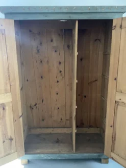 Armoire de mariée peinte en art populaire de ferme