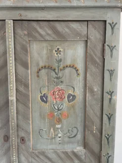 Armoire de mariée peinte en art populaire de ferme