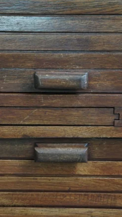 Armoire de notaire ancienne en chêne, avec deux portes coulissantes et une serrure fonctionnelle.