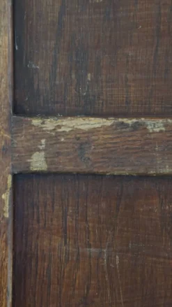 Armoire de notaire ancienne en chêne, avec deux portes coulissantes et une serrure fonctionnelle.