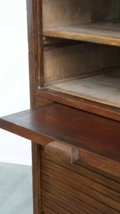 Armoire de notaire ancienne en chêne, avec deux portes coulissantes et une serrure fonctionnelle.