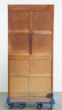Armoire de notaire ancienne en chêne, avec deux portes coulissantes et une serrure fonctionnelle.