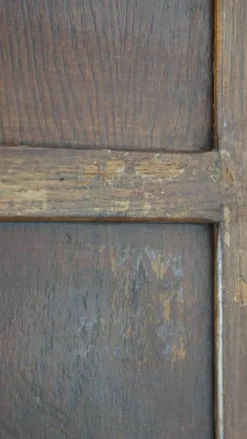Armoire de notaire ancienne en chêne, avec deux portes coulissantes et une serrure fonctionnelle.