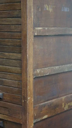 Armoire de notaire ancienne en chêne, avec deux portes coulissantes et une serrure fonctionnelle.