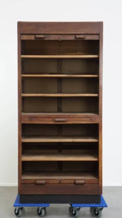 Armoire de notaire ancienne en chêne, avec deux portes coulissantes et une serrure fonctionnelle.