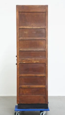 Armoire de notaire ancienne en chêne, avec deux portes coulissantes et une serrure fonctionnelle.