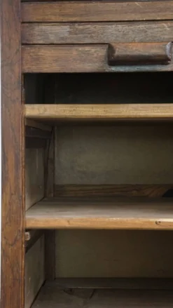 Armoire de notaire ancienne en chêne, avec deux portes coulissantes et une serrure fonctionnelle.