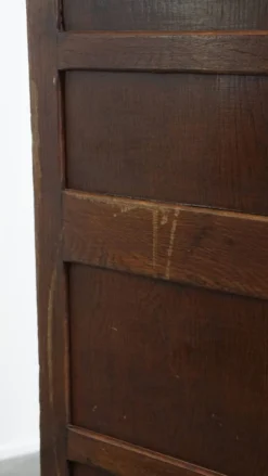 Armoire de notaire ancienne en chêne, avec deux portes coulissantes et une serrure fonctionnelle.