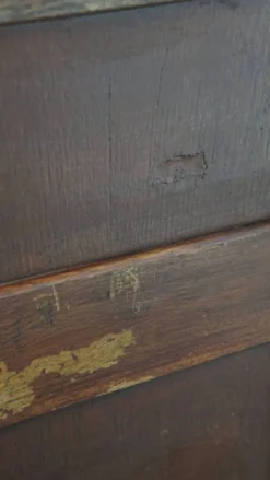 Armoire de notaire ancienne en chêne, avec deux portes coulissantes et une serrure fonctionnelle.