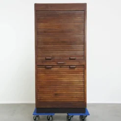 Armoire de notaire ancienne en chêne, avec deux portes coulissantes et une serrure fonctionnelle.