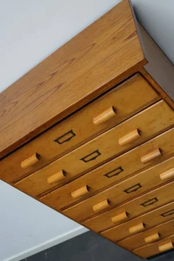 Armoire de pharmacie industrielle en hêtre allemand, milieu du 20e siècle