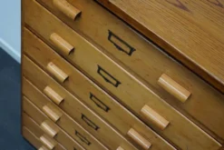 Armoire de pharmacie industrielle en hêtre allemand, milieu du 20e siècle