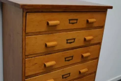 Armoire de pharmacie industrielle en hêtre allemand, milieu du 20e siècle