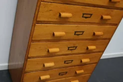 Armoire de pharmacie industrielle en hêtre allemand, milieu du 20e siècle