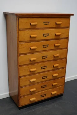 Armoire de pharmacie industrielle en hêtre allemand, milieu du 20e siècle