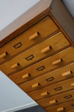 Armoire de pharmacie industrielle en hêtre allemand, milieu du 20e siècle