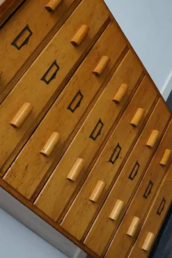 Armoire de pharmacie industrielle en hêtre allemand, milieu du 20e siècle