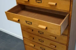 Armoire de pharmacie industrielle en hêtre allemand, milieu du 20e siècle