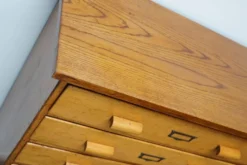 Armoire de pharmacie industrielle en hêtre allemand, milieu du 20e siècle