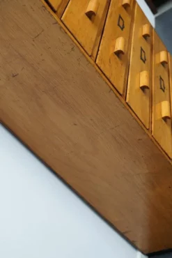 Armoire de pharmacie industrielle en hêtre allemand, milieu du 20e siècle