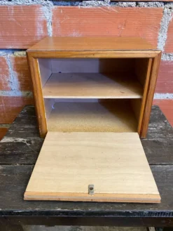 Armoire de rangement ancienne bois avec étagères vintage