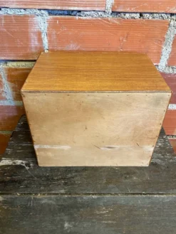 Armoire de rangement ancienne bois avec étagères vintage