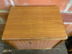 Armoire de rangement ancienne bois avec étagères vintage