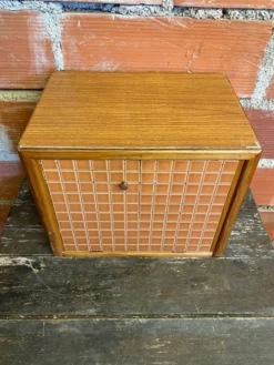 Armoire de rangement ancienne bois avec étagères vintage