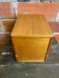 Armoire de rangement ancienne bois avec étagères vintage